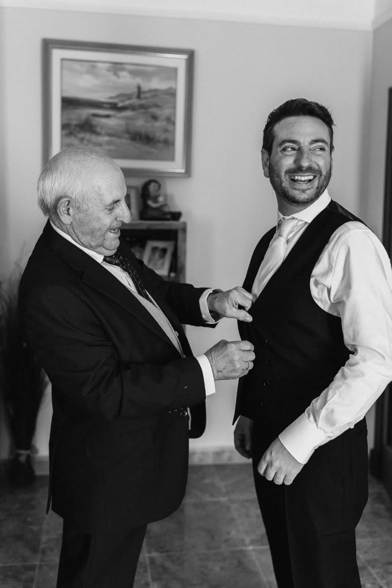 Javier con su padre durante los preparativos, en blanco y negro