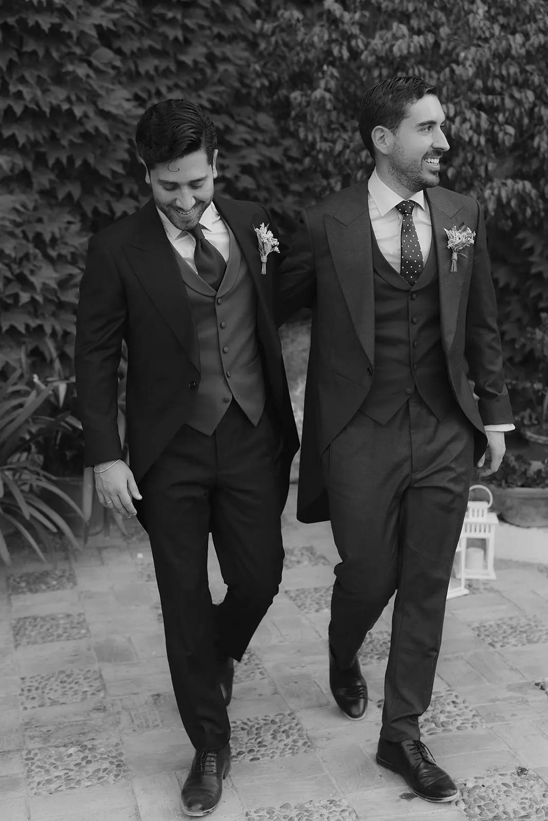 Miguel y Jesús caminando juntos antes de su boda en Hacienda Orán