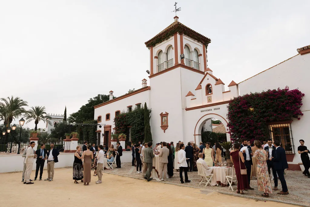 Invitados en el cóctel frente a la torre de Hacienda de Orán