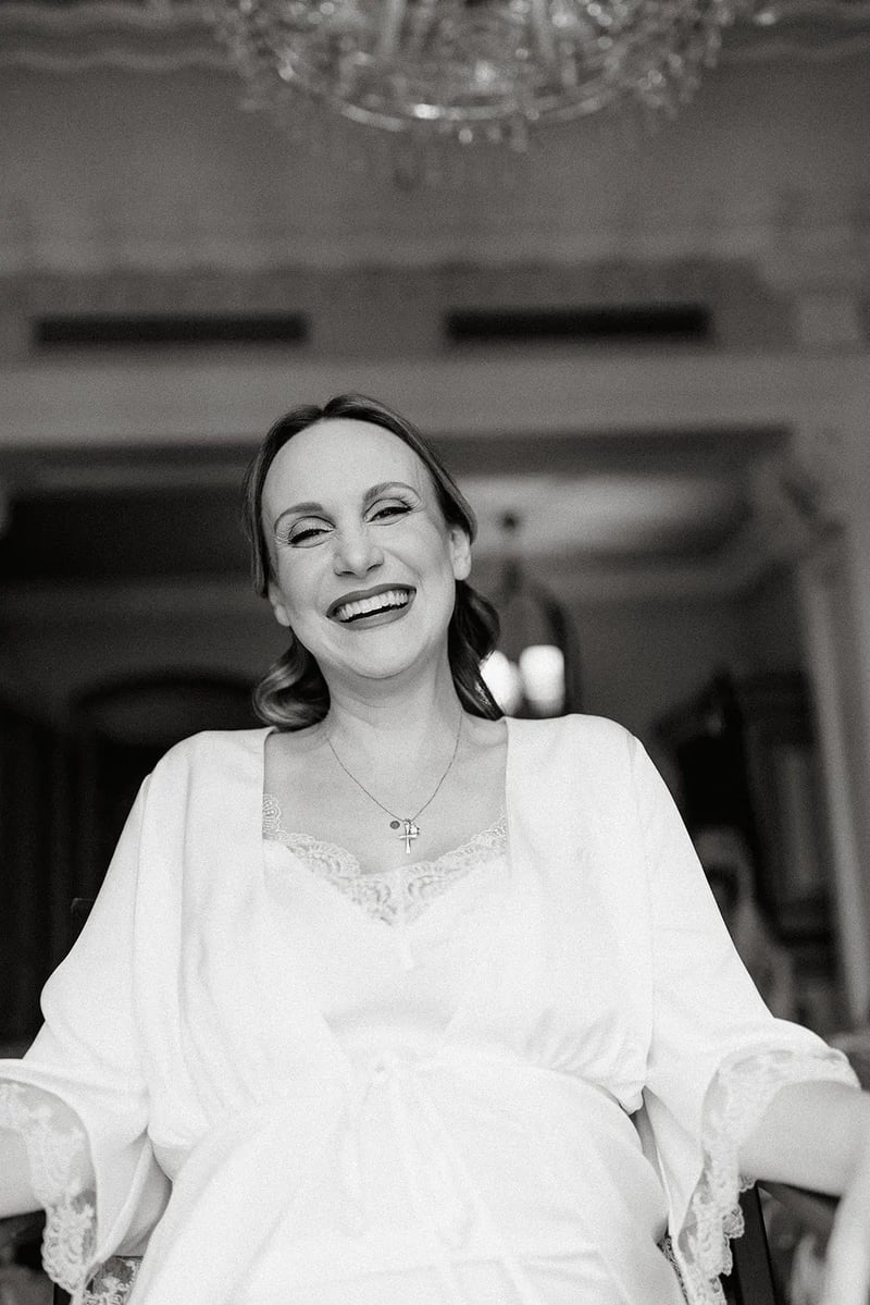 Retrato de Luyza riendo durante los preparativos, en blanco y negro – boda organizada por Greta Weddings