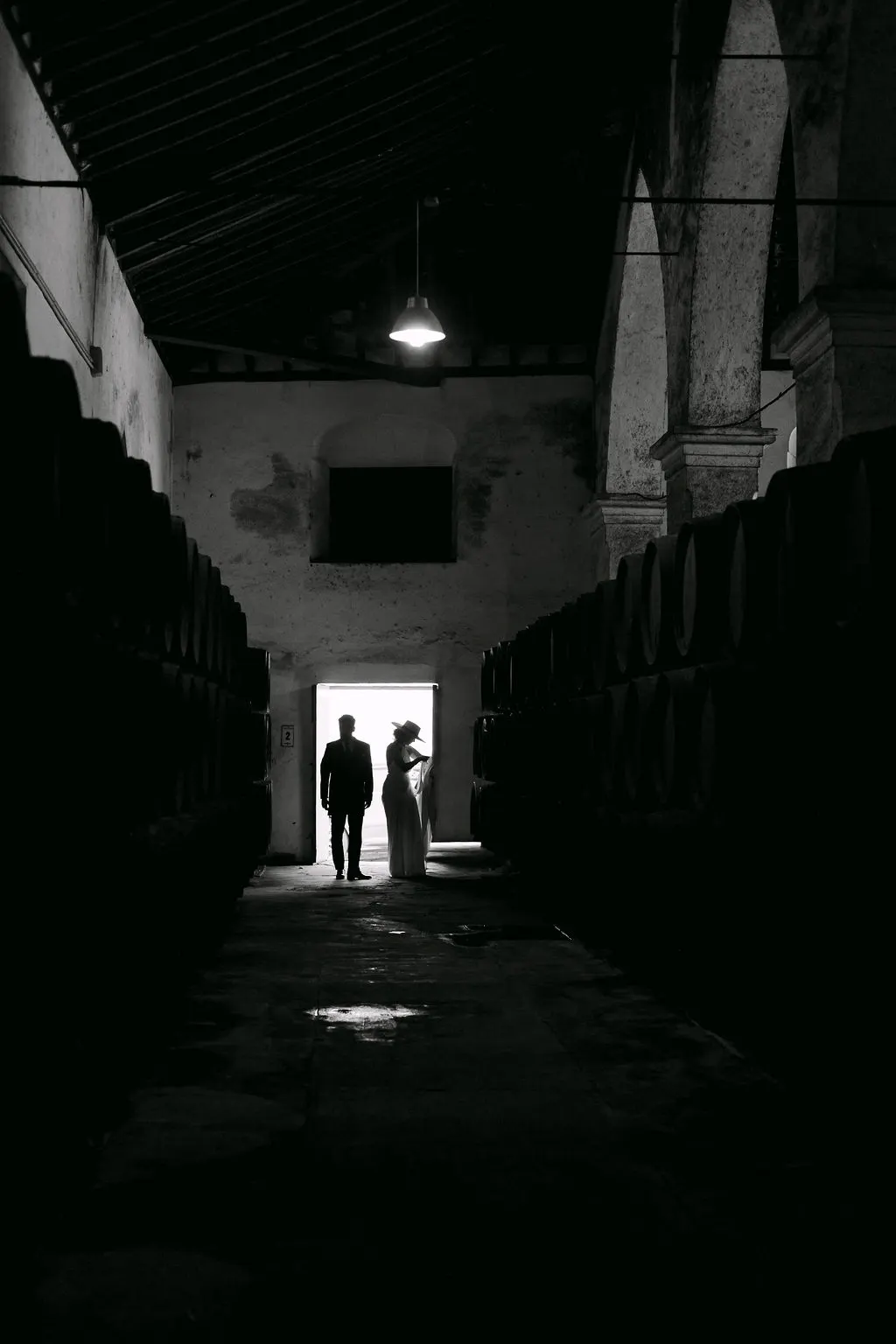 MªCarmen y Jose Miguel recortados a contraluz en la puerta de la bodega
