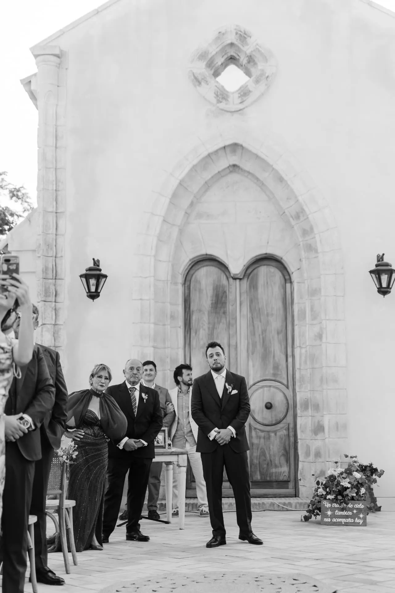 Manuel esperando a Ana ante la capilla encalada de Hacienda de Orán