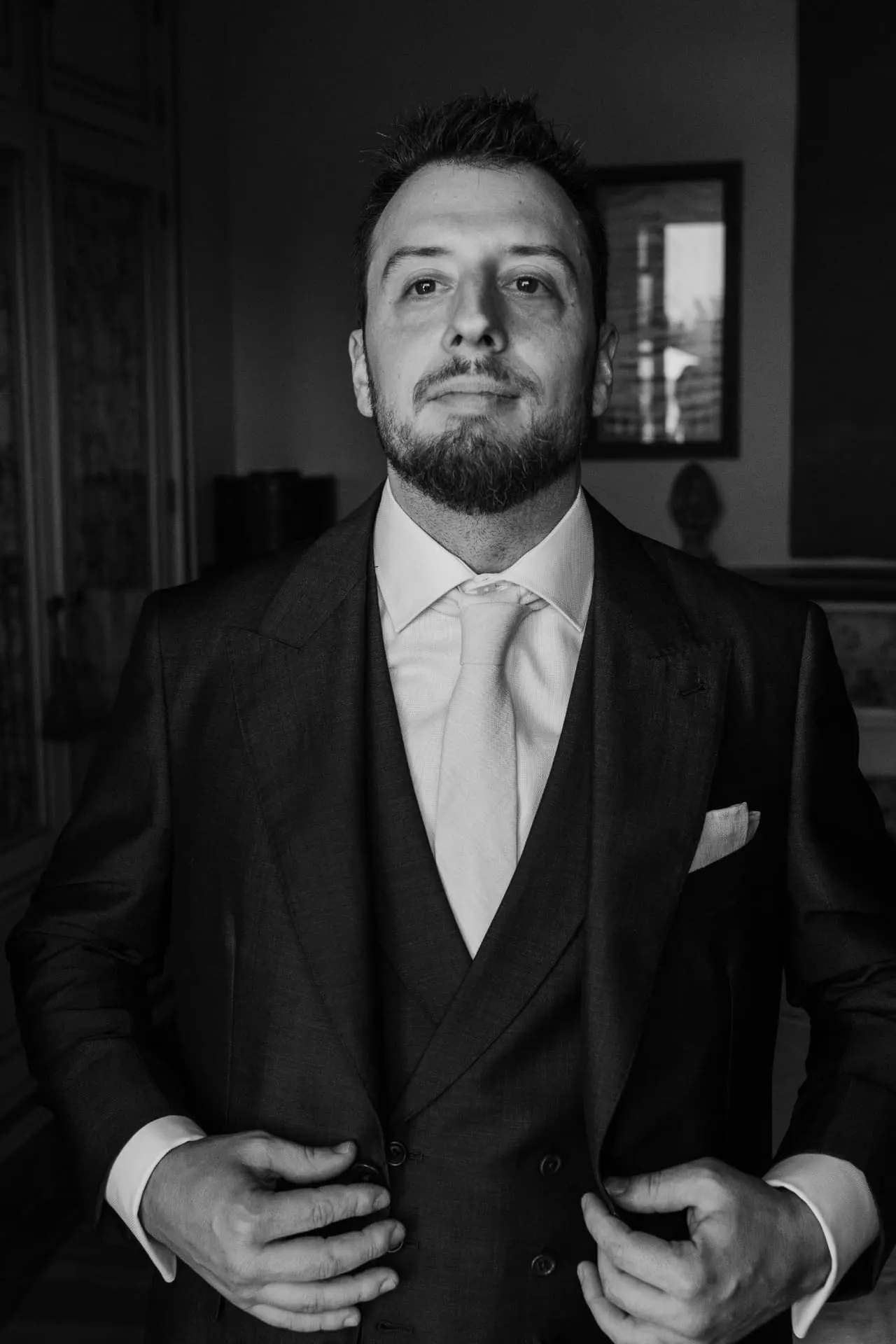 Retrato de Manuel con traje de tres piezas antes de la ceremonia, en blanco y negro