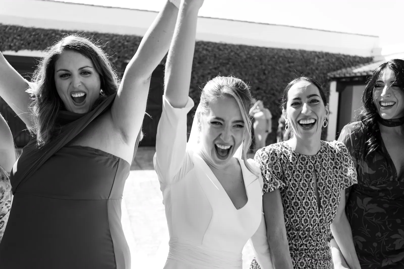 Aisha celebrando con sus amigas, en blanco y negro