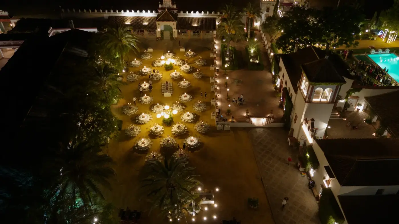 Vista aérea nocturna de la celebración en Hacienda Orán