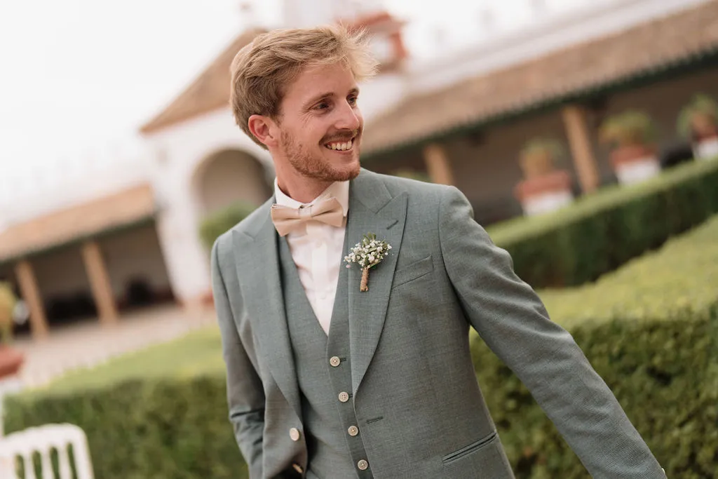 Paul sonriente en los jardines de Hacienda de Orán