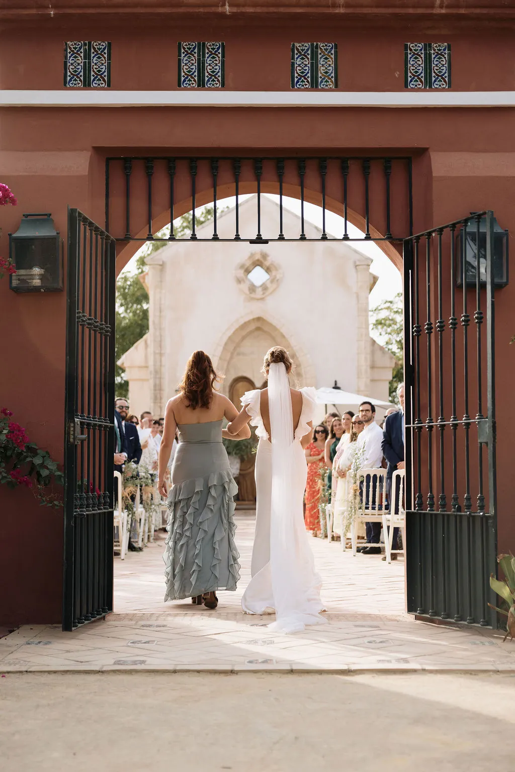 Julia entrando a la ceremonia por la portada de Hacienda de Orán
