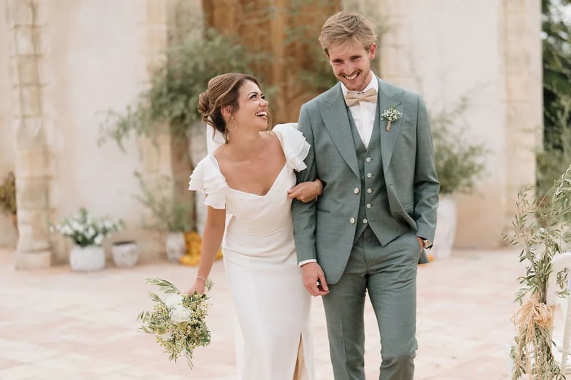 Julia y Paul paseando del brazo por el patio de Hacienda de Orán – boda organizada por Greta Weddings