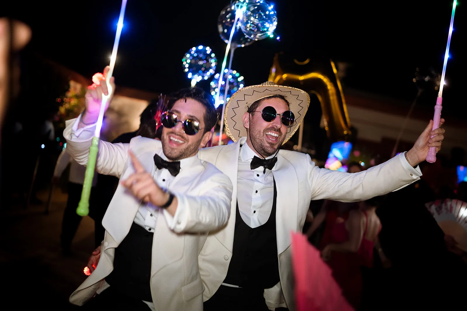 Miguel y Jesús celebrando durante la fiesta de su boda