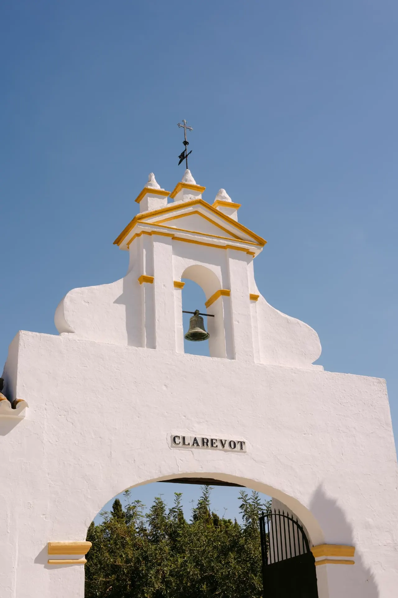 Portada blanca de Hacienda Clarevot con su espadaña y campana
