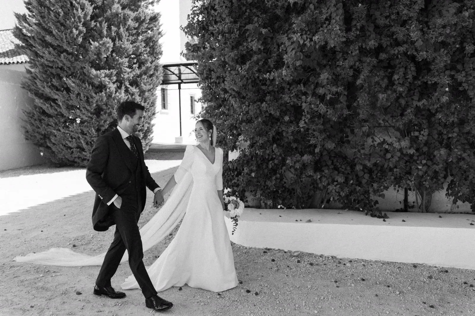 Aisha y Luis paseando por los jardines de Hacienda Clarevot después de la ceremonia