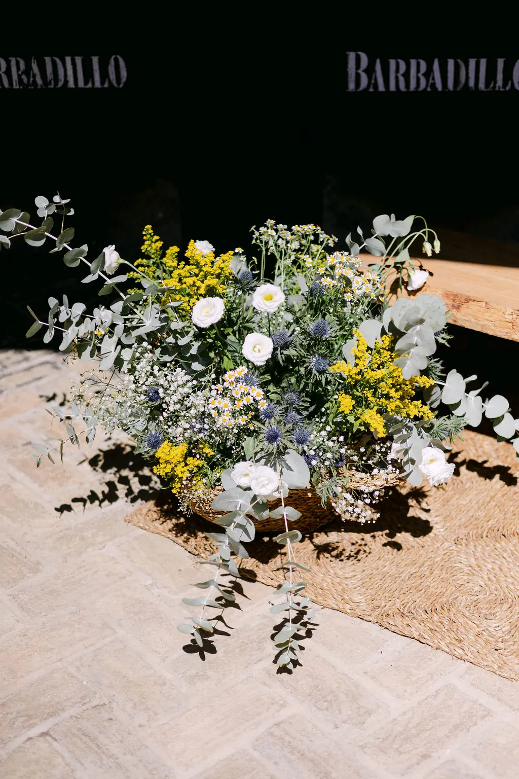 Decoración floral con flores blancas, amarillas y azules en Bodegas Barbadillo