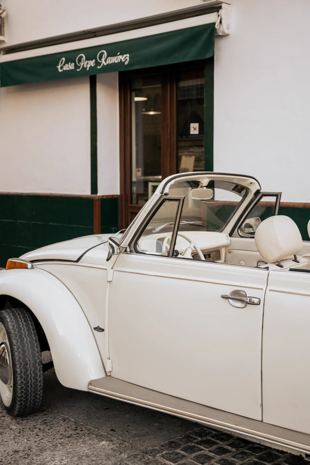 Coche clásico descapotable blanco en una calle de Sanlúcar de Barrameda