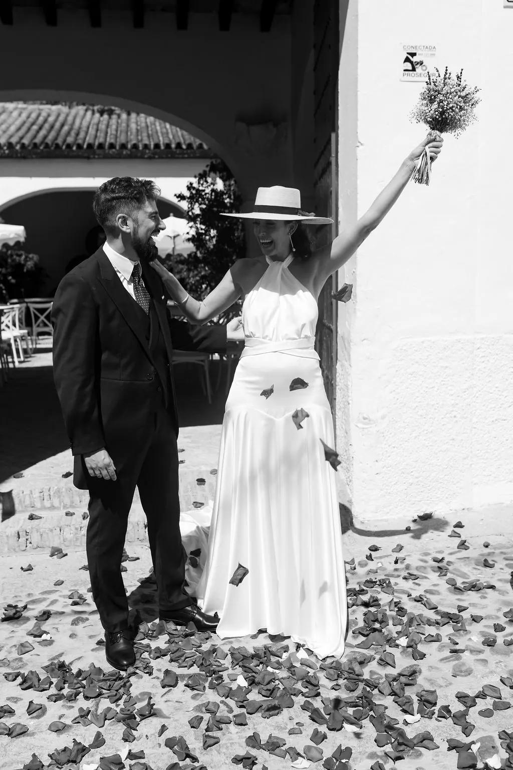 MªCarmen y Jose Miguel celebrando juntos a la salida, en blanco y negro