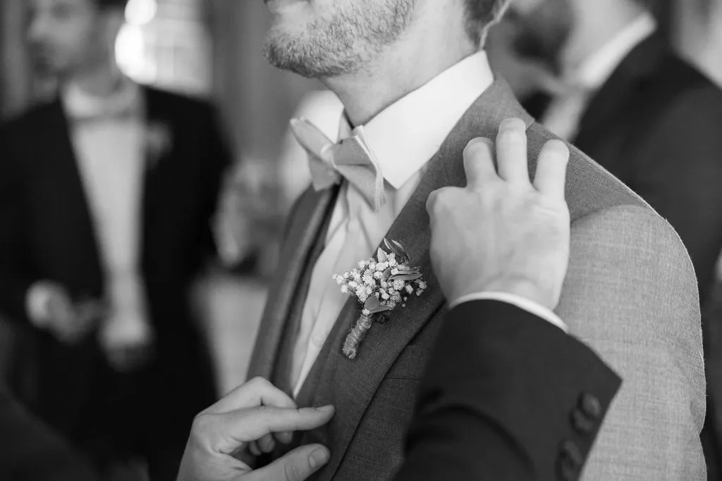 Ajustando el prendido de flores de Paul, en blanco y negro