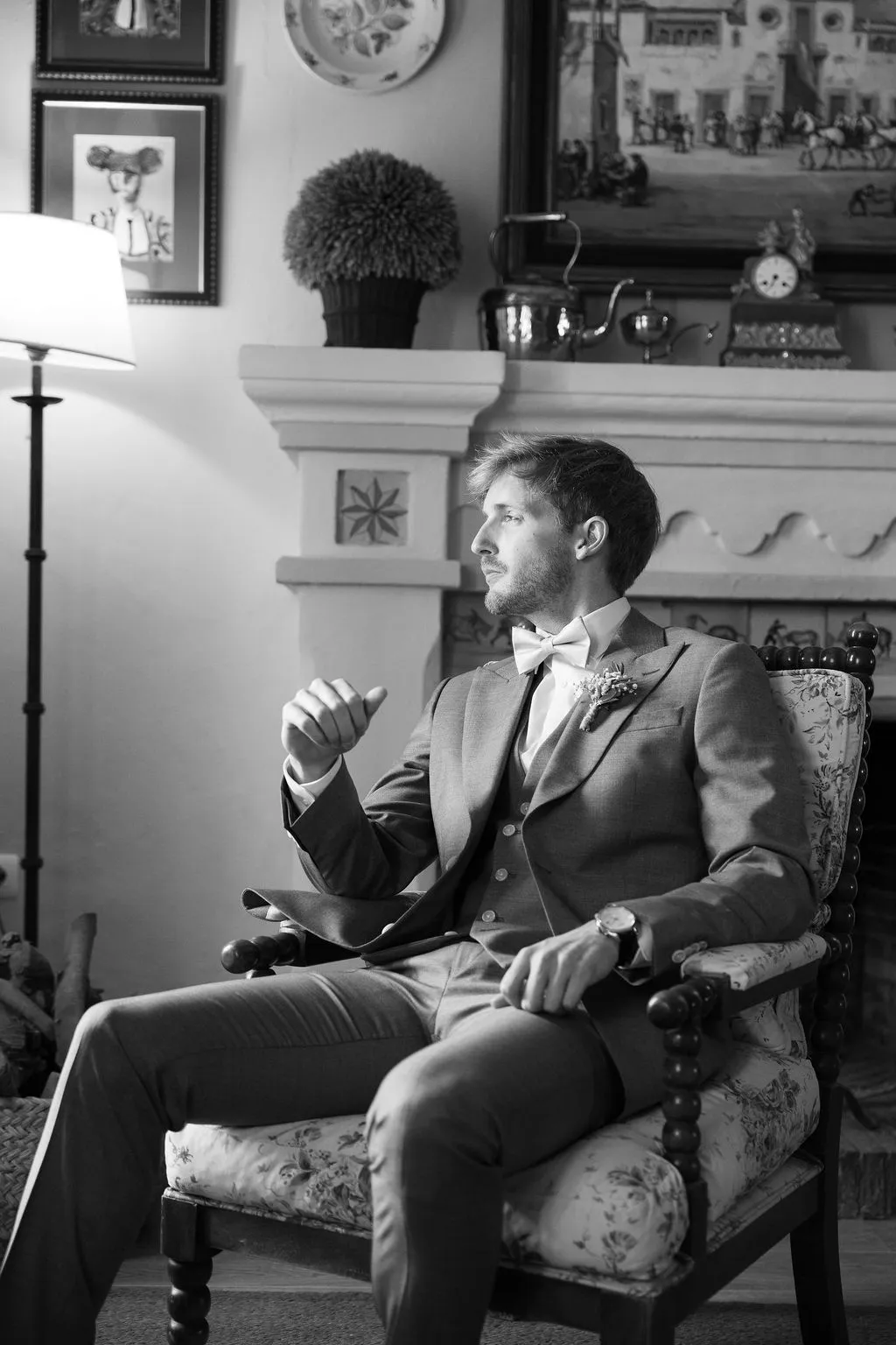 Paul sentado en el salón de Hacienda de Orán antes de la ceremonia, en blanco y negro