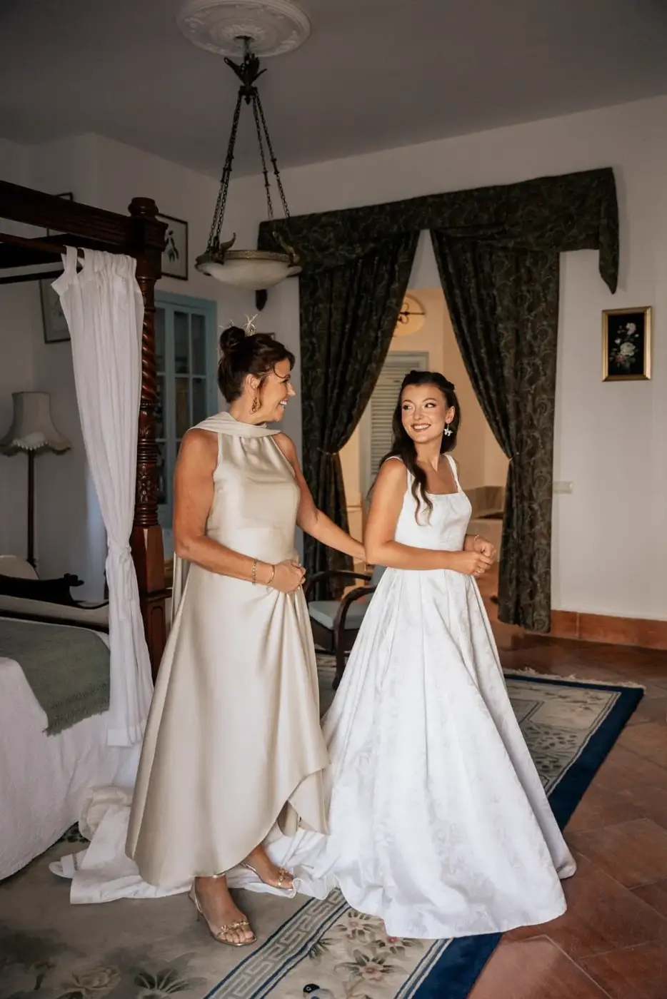 Rhianna con su madre durante los preparativos de la boda