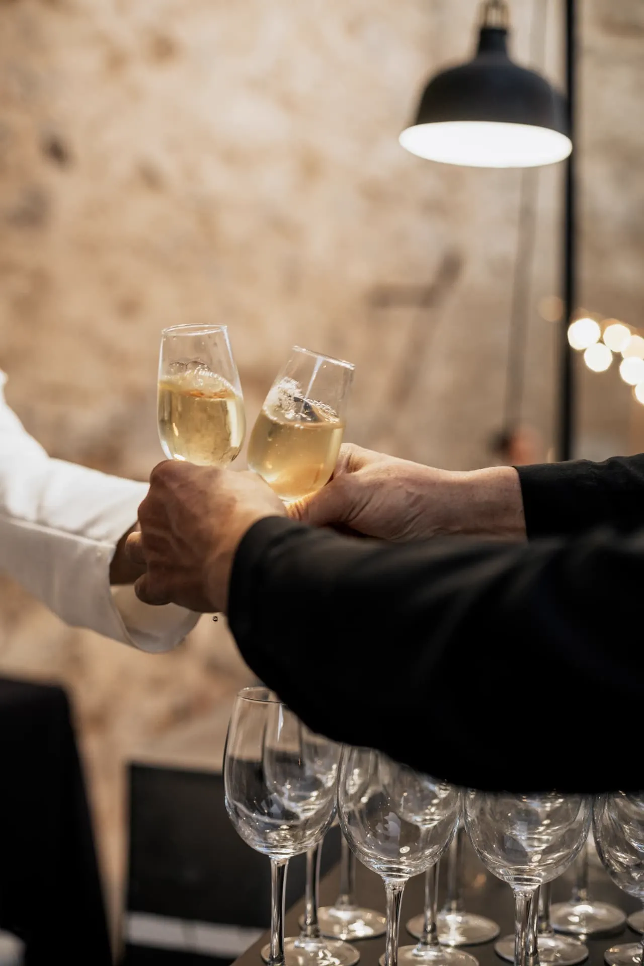 Brindis con copas de manzanilla durante la fiesta