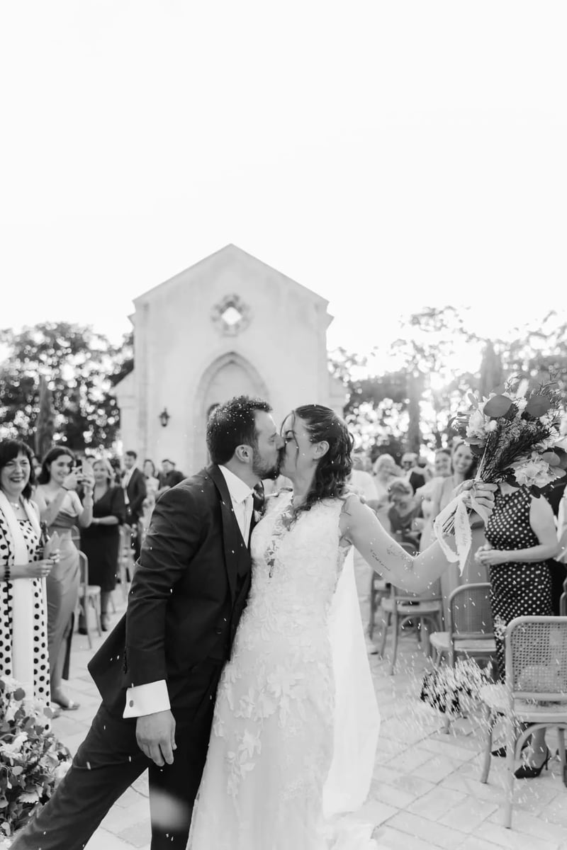 Ana y Manuel besándose a la salida de la ceremonia en Hacienda de Orán – boda organizada por Greta Weddings
