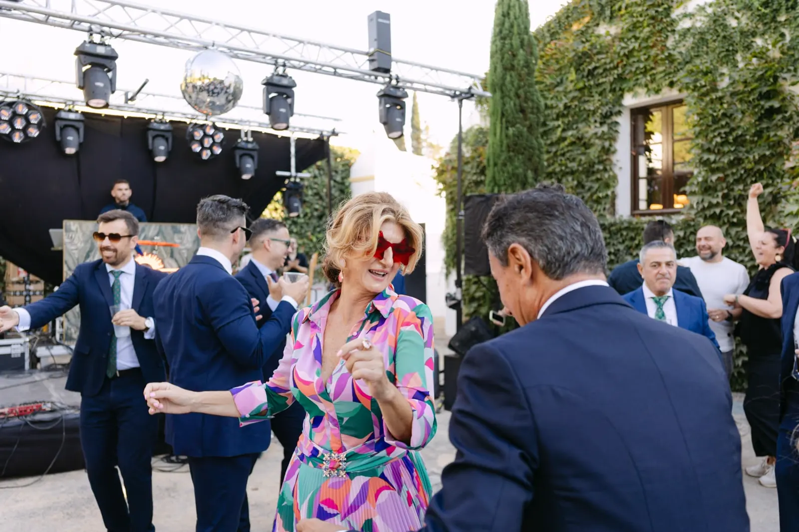 Invitados bailando en la pista al aire libre de Hacienda Clarevot