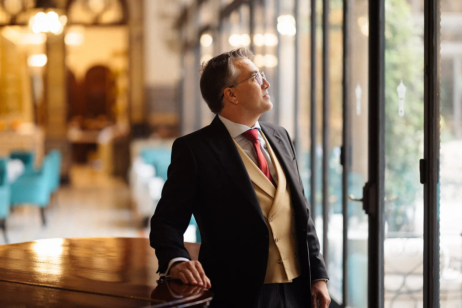 Retrato de Fernando con chaqué junto a los ventanales del Hotel Alfonso XIII