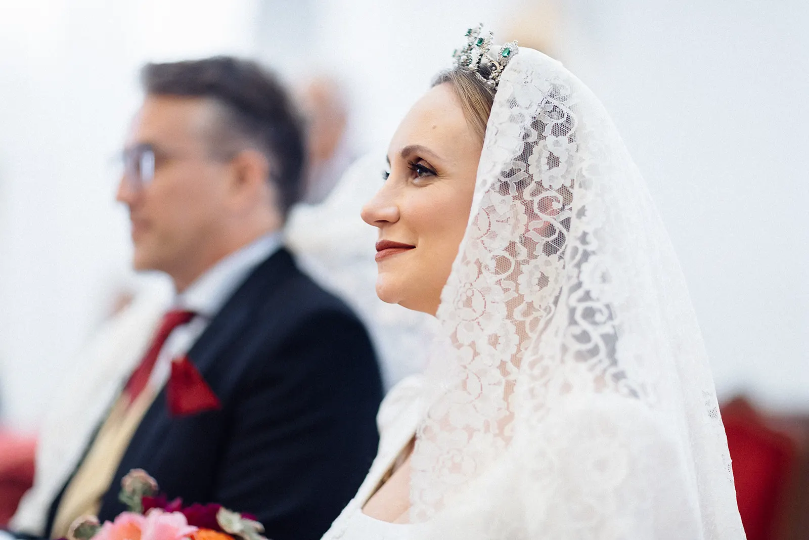 Luyza con mantilla y tiara durante la ceremonia, con Fernando a su lado