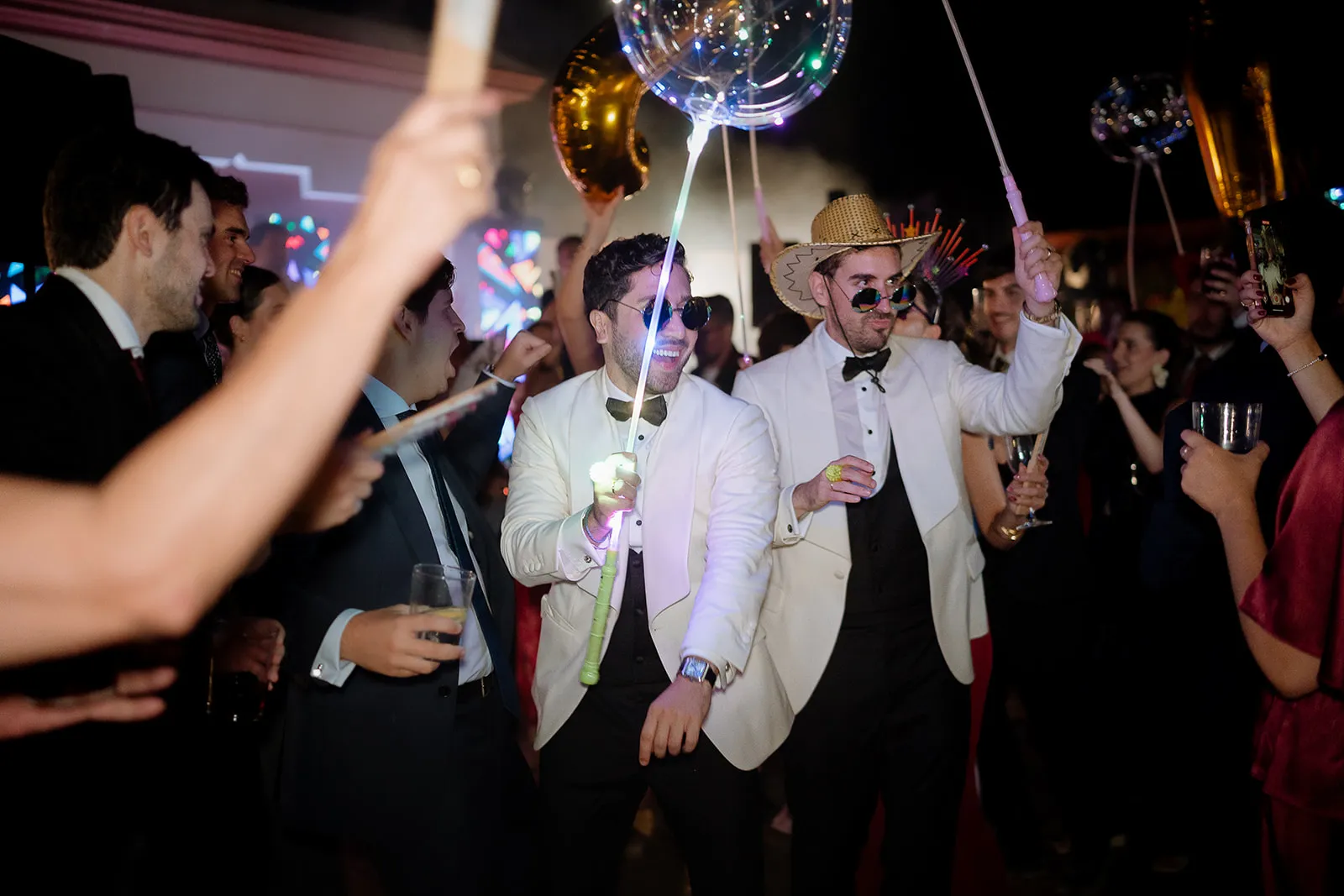 Miguel y Jesús bailando con sus invitados y globos luminosos
