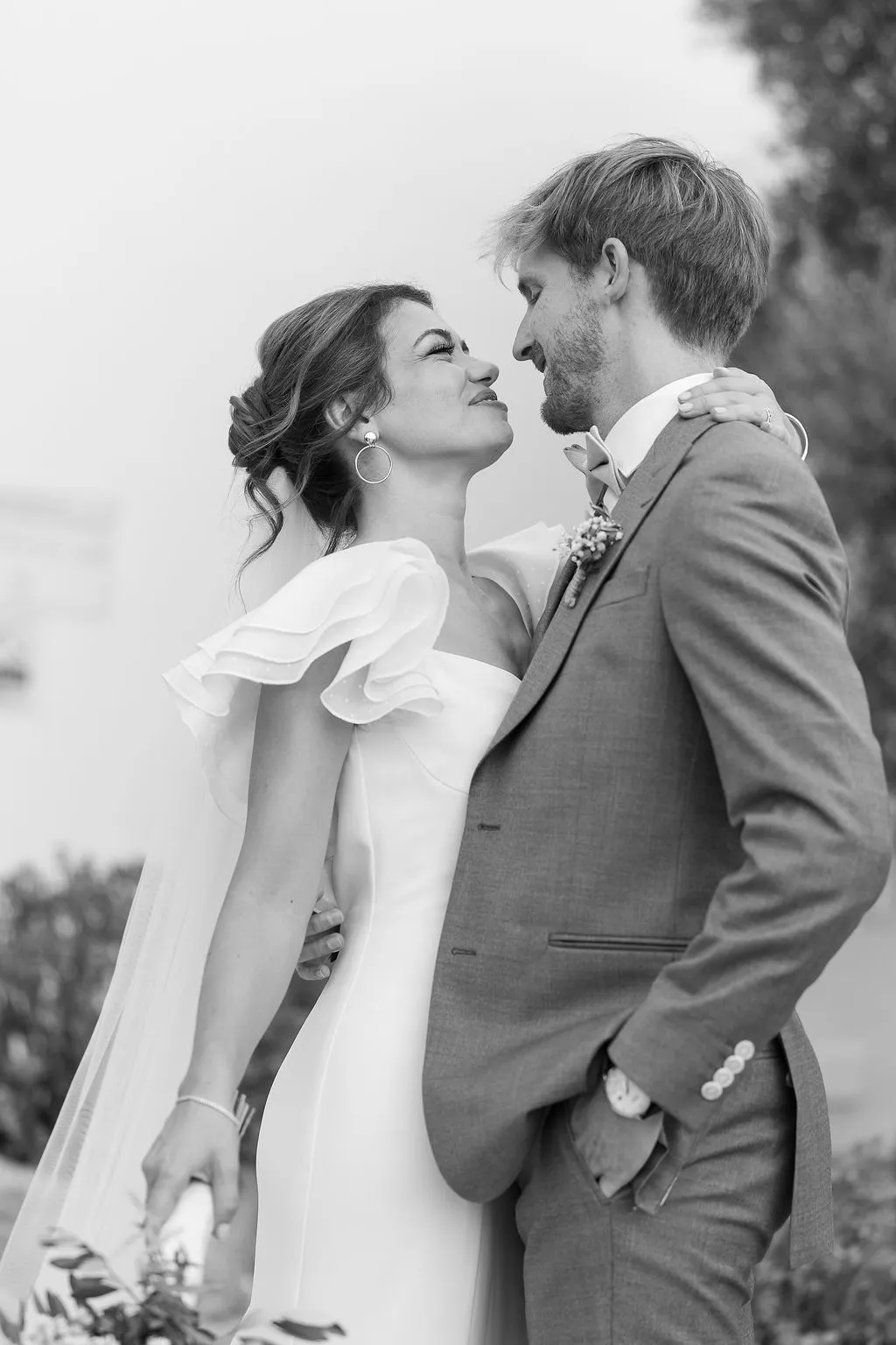 Julia y Paul mirándose sonrientes en Hacienda de Orán, en blanco y negro