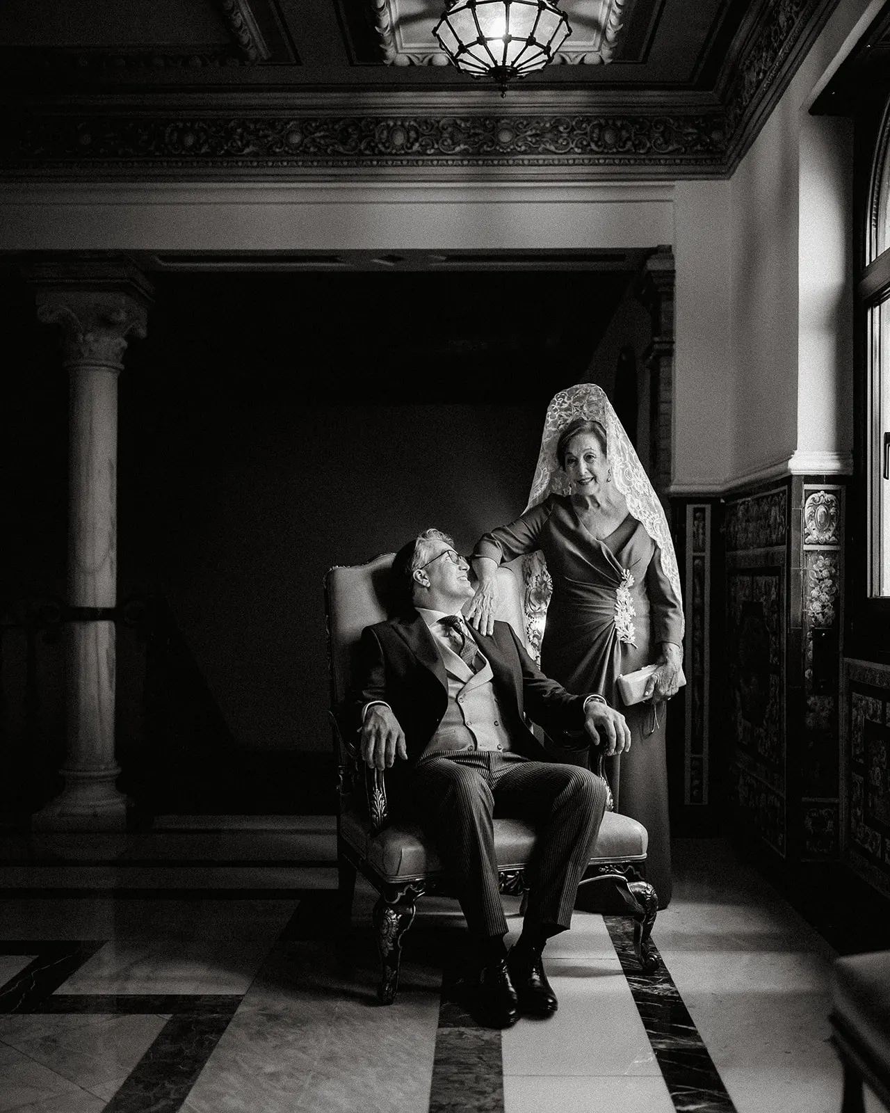 Fernando junto a su madre con mantilla antes de salir hacia la iglesia, en blanco y negro