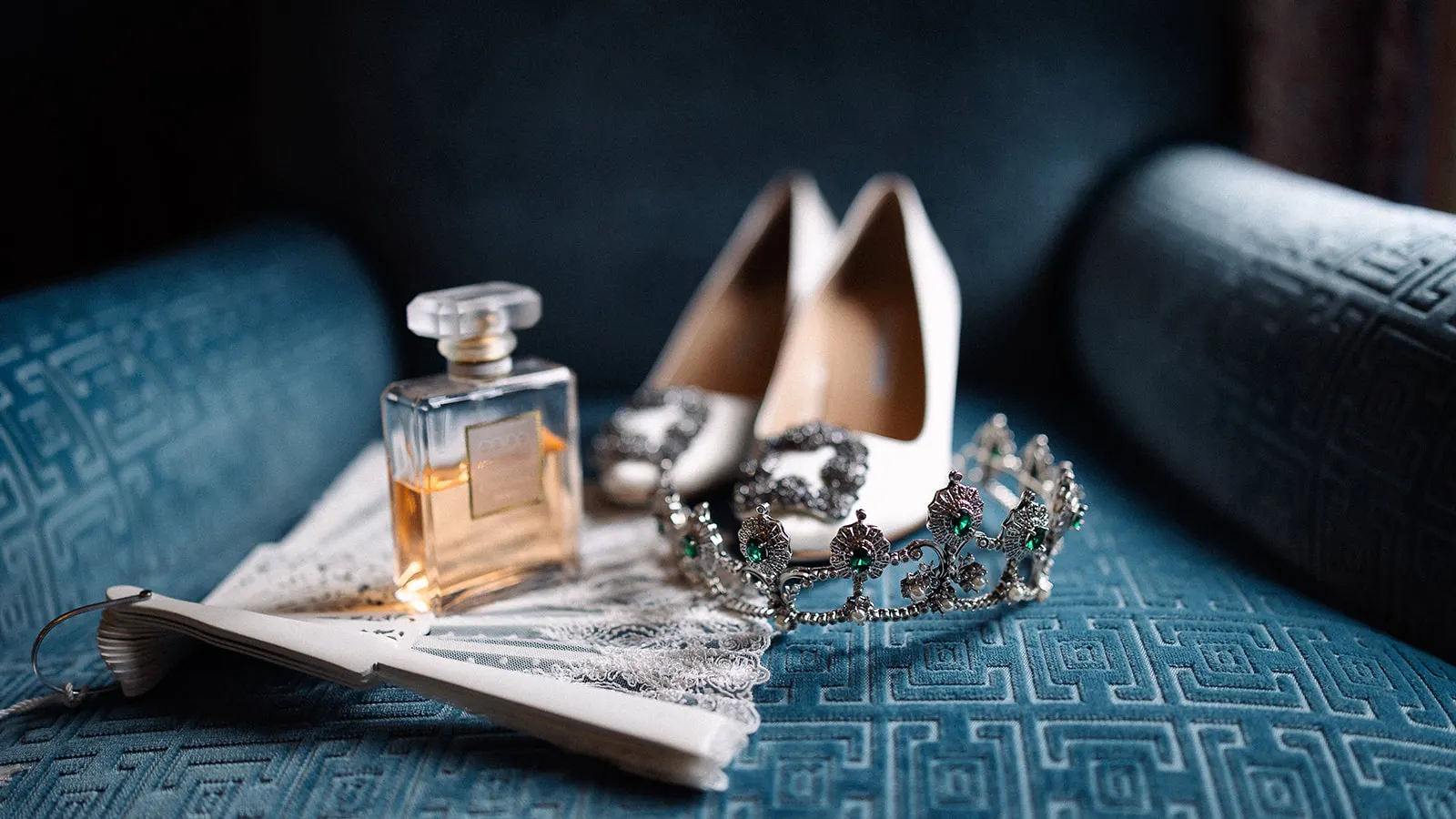 Detalle de los zapatos, la tiara, el abanico y el perfume de la novia