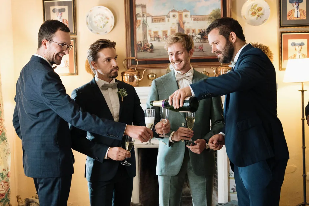 Paul brindando con champán con sus amigos antes de la boda en Hacienda de Orán