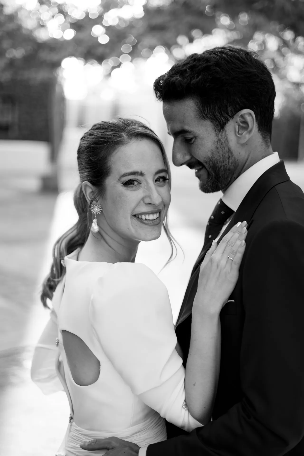 Retrato en blanco y negro de Aisha y Luis abrazados al atardecer