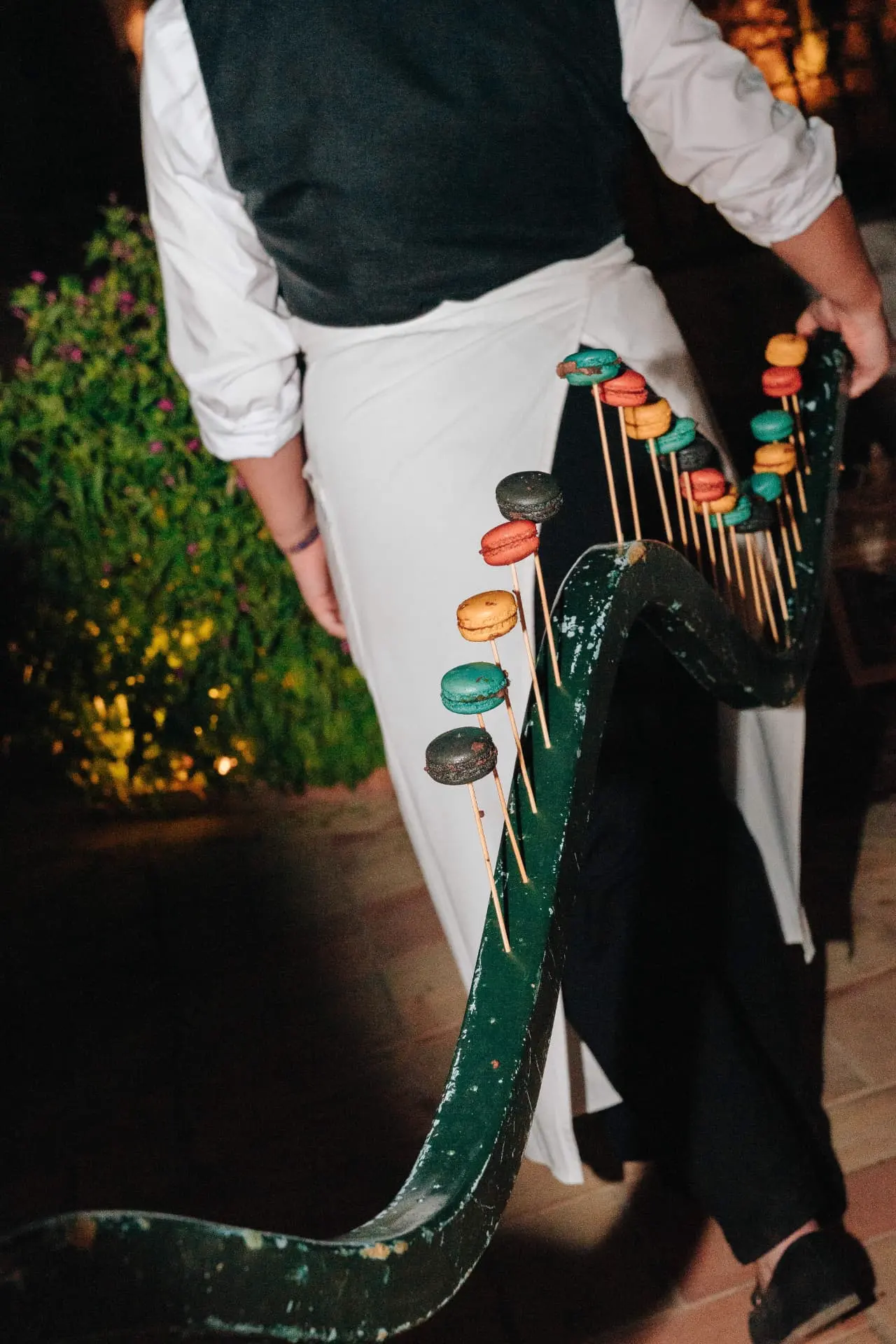 Camarero sirviendo macarons de colores durante la fiesta de la boda