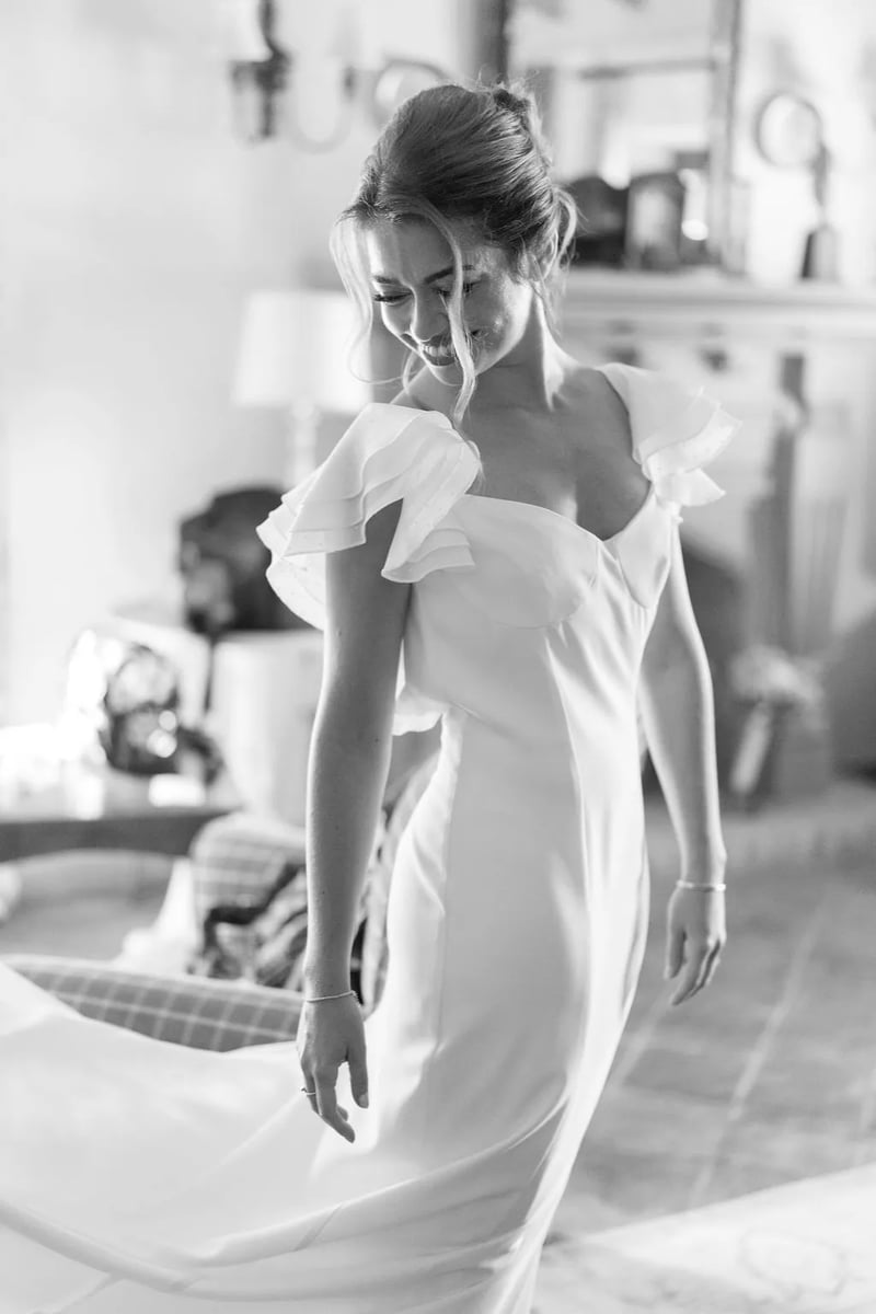 Julia con su vestido de novia antes de la boda en Hacienda de Orán, en blanco y negro – boda organizada por Greta Weddings
