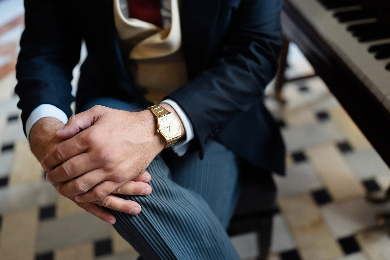 Detalle de las manos de Fernando con su reloj dorado antes de la ceremonia