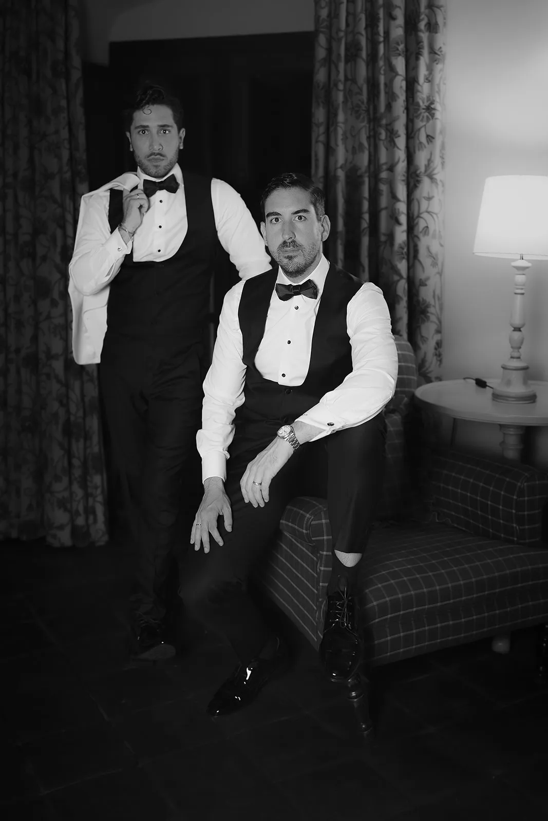 Retrato en blanco y negro de Miguel y Jesús antes de la celebración