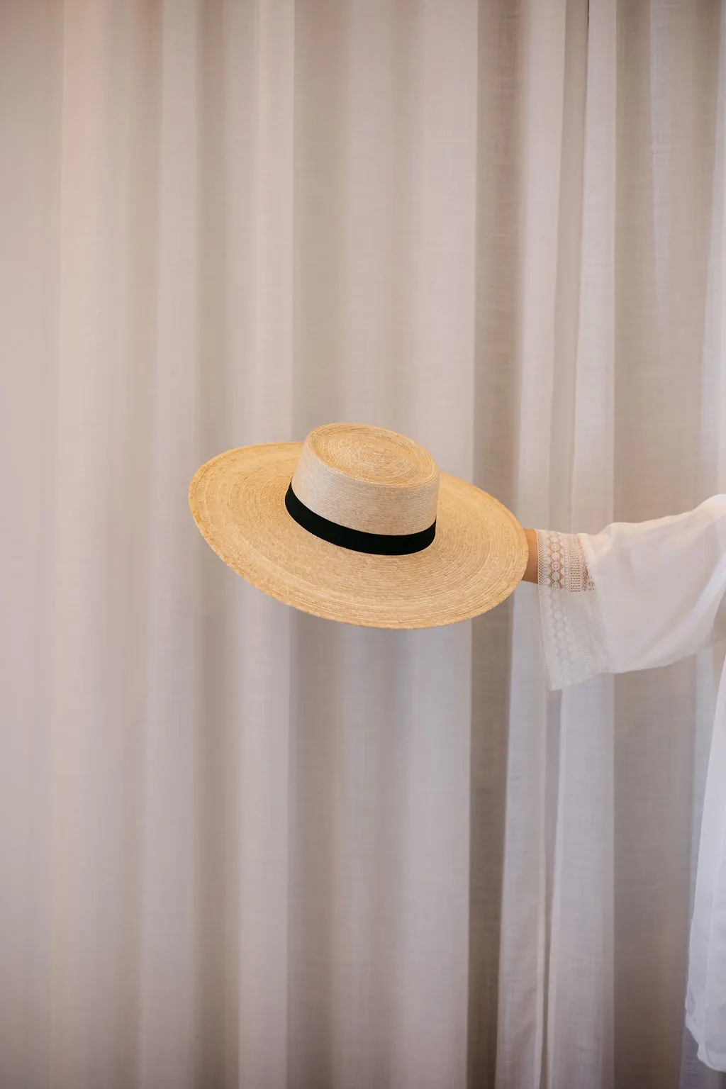 Detalle del sombrero de ala ancha de MªCarmen durante los preparativos