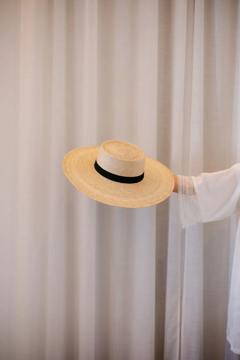 Detalle del sombrero de ala ancha de MªCarmen durante los preparativos – boda organizada por Greta Weddings
