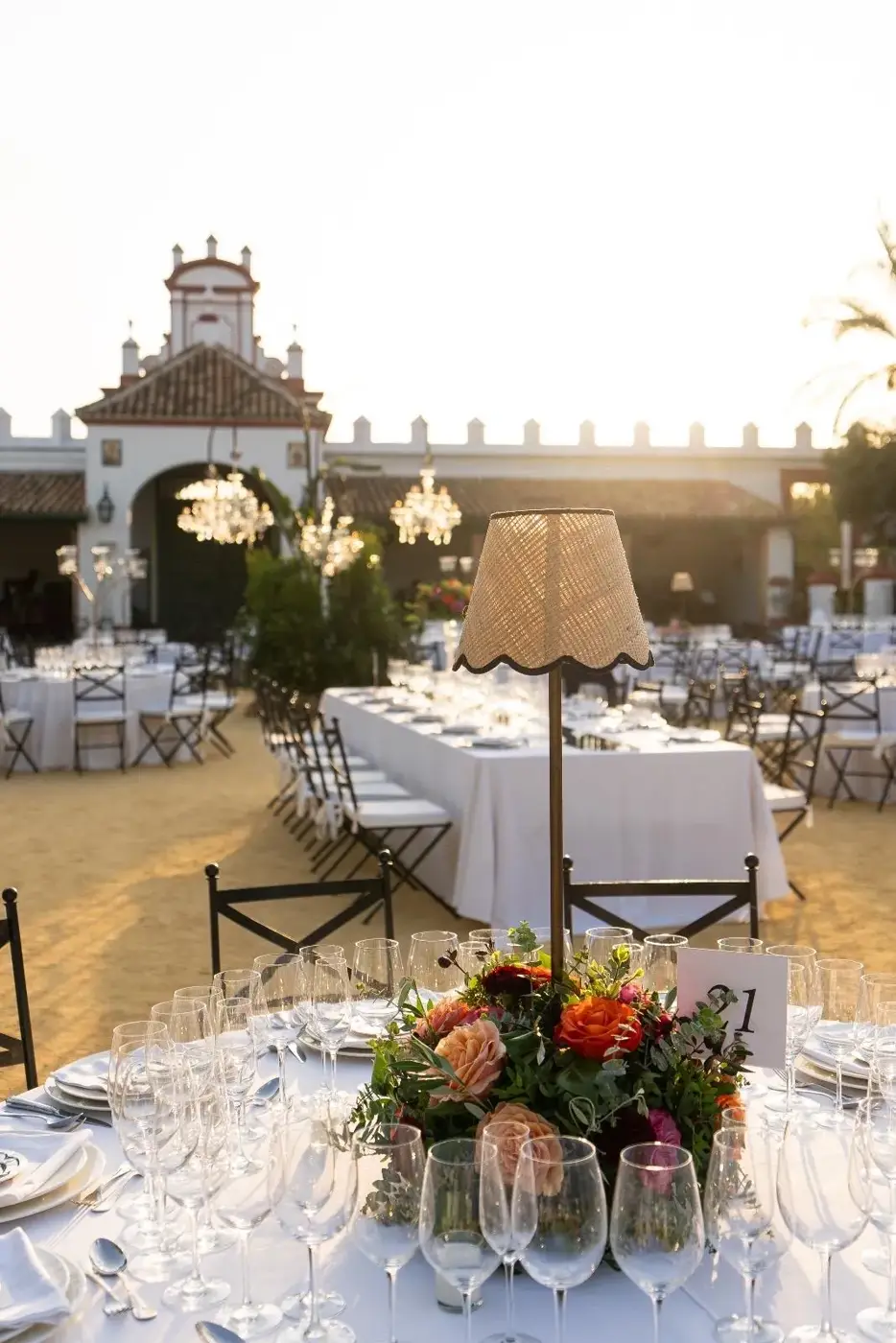 Mesa preparada para la cena de boda en el patio de Hacienda Orán