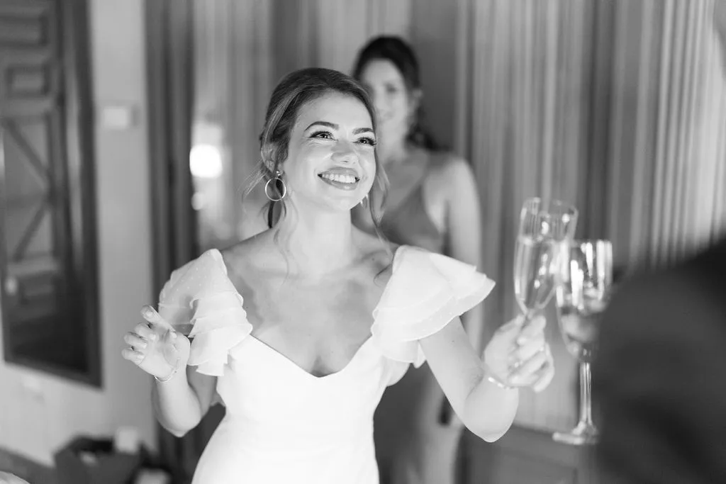 Julia sonriendo y brindando con sus amigas durante los preparativos