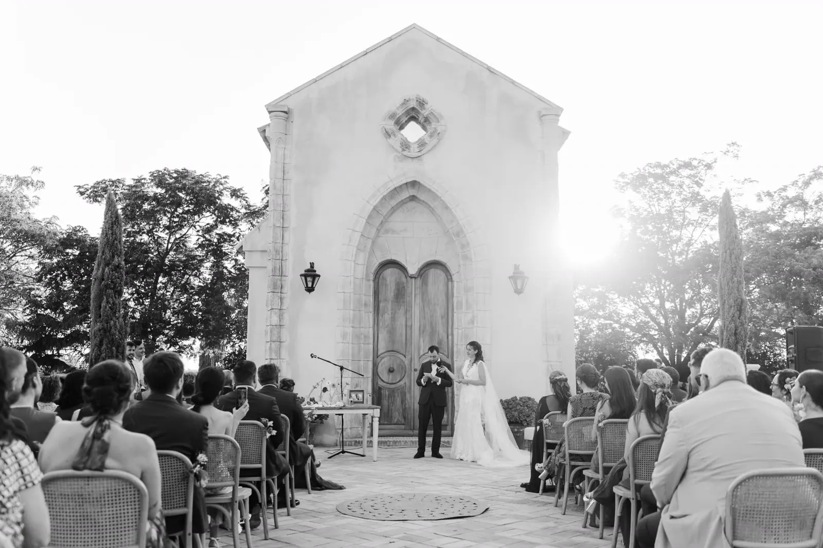Ceremonia al aire libre de Ana y Manuel frente a la capilla de Hacienda de Orán