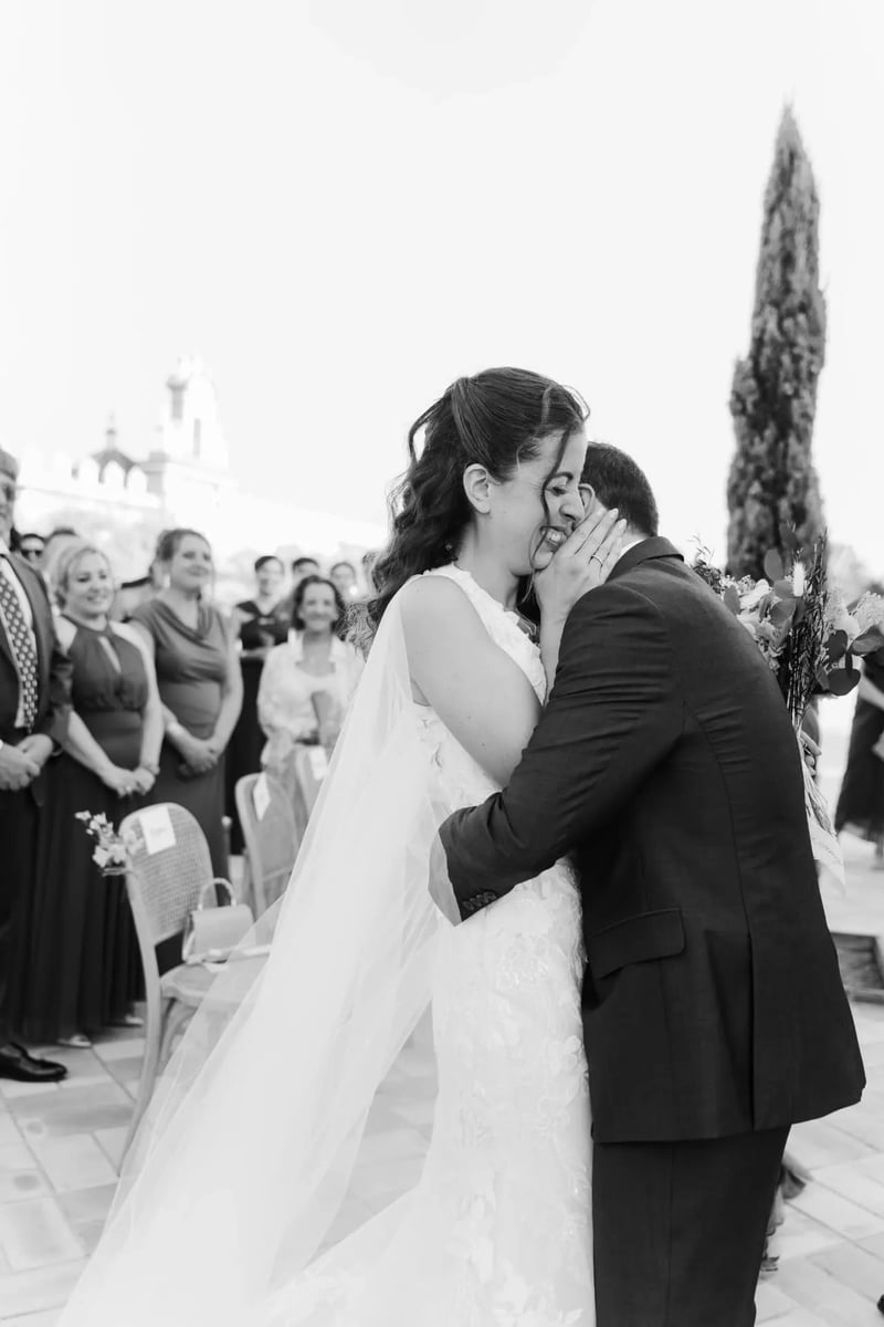 Ana y Manuel emocionados durante su ceremonia en Hacienda de Orán – boda organizada por Greta Weddings
