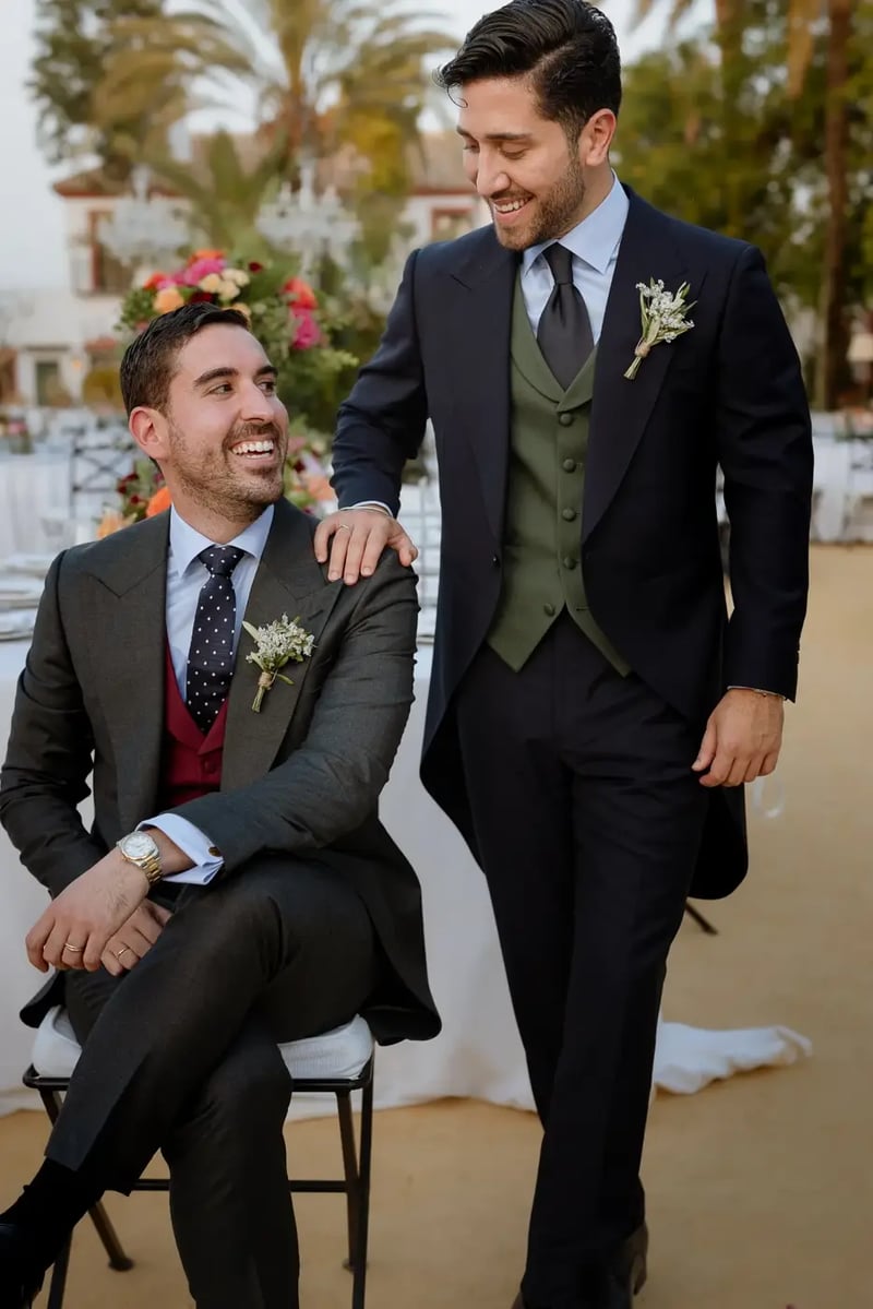 Miguel y Jesús juntos durante la celebración en Hacienda Orán – boda organizada por Greta Weddings