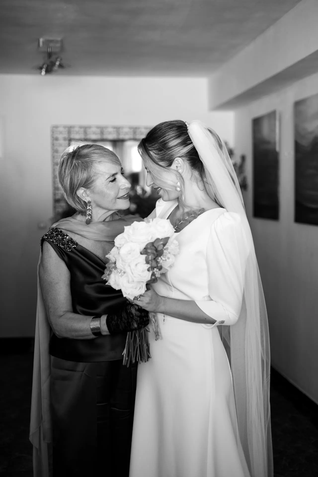 Aisha con su madre momentos antes de la ceremonia, en blanco y negro