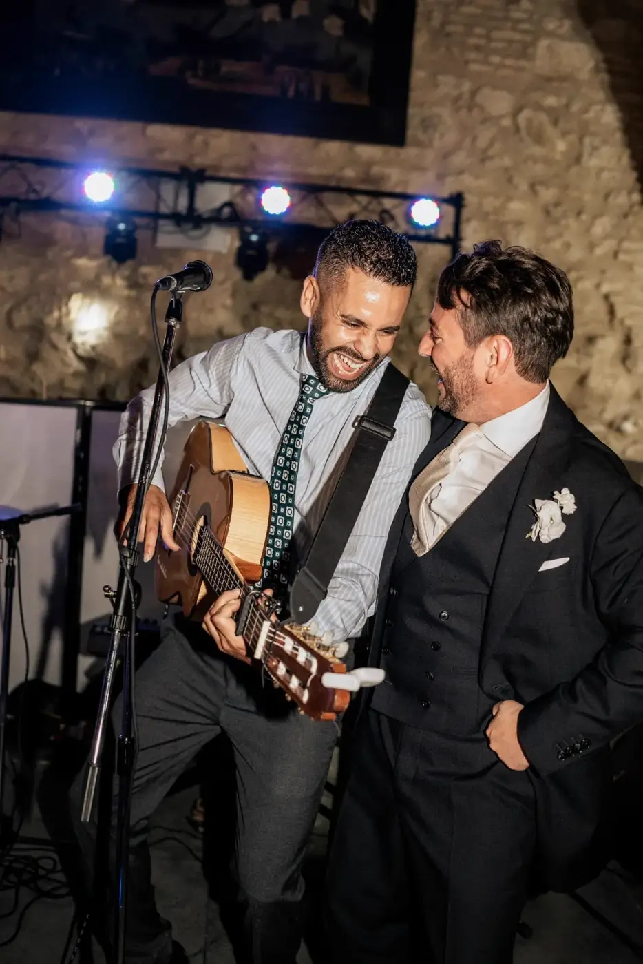 Javier cantando con el guitarrista durante la música en directo