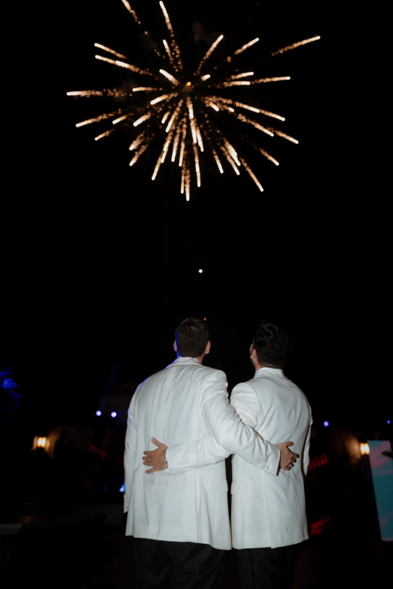 Miguel y Jesús contemplando los fuegos artificiales al final de su boda
