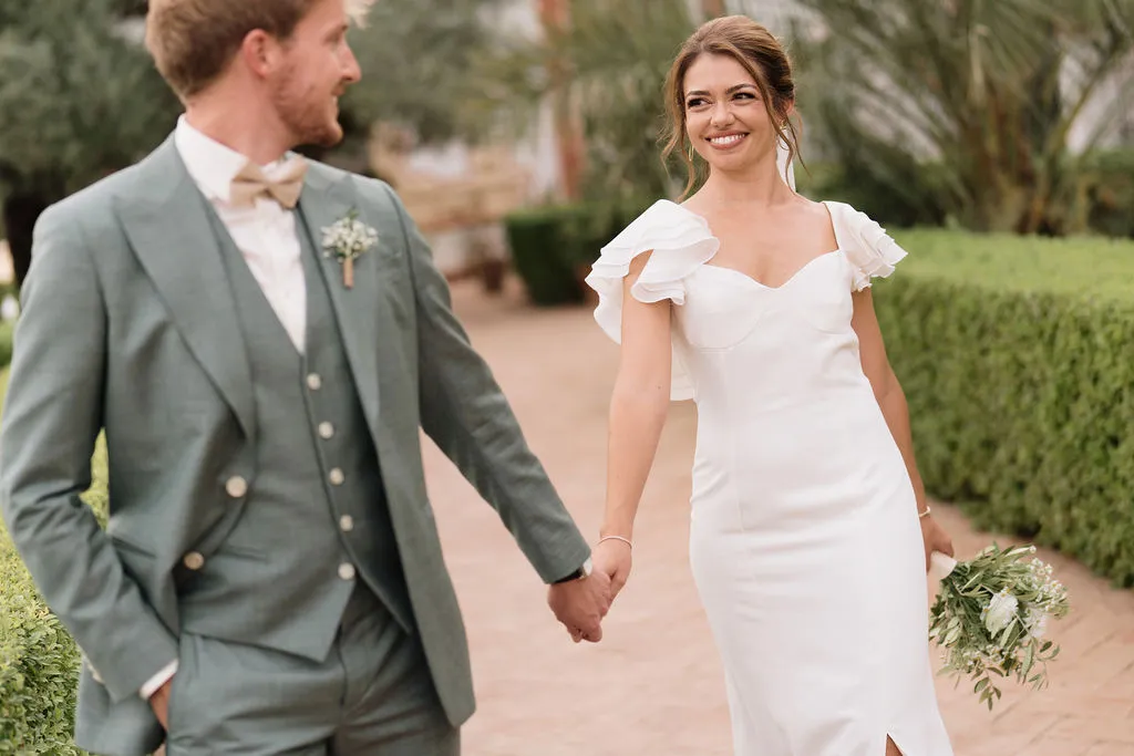 Julia y Paul de la mano por los jardines de Hacienda de Orán