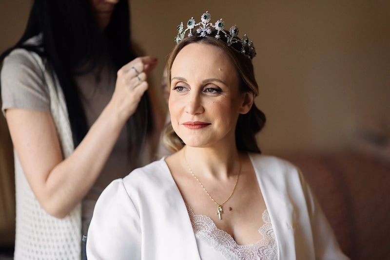 Luyza durante el peinado y maquillaje con su tiara puesta – boda organizada por Greta Weddings