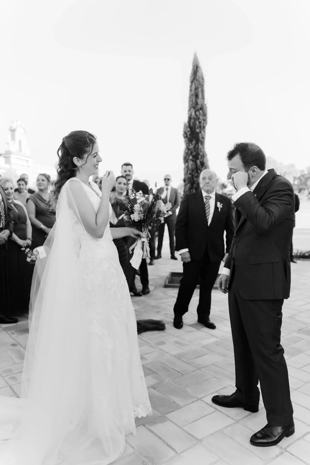 Manuel emocionándose al ver llegar a Ana frente a la capilla de Hacienda de Orán