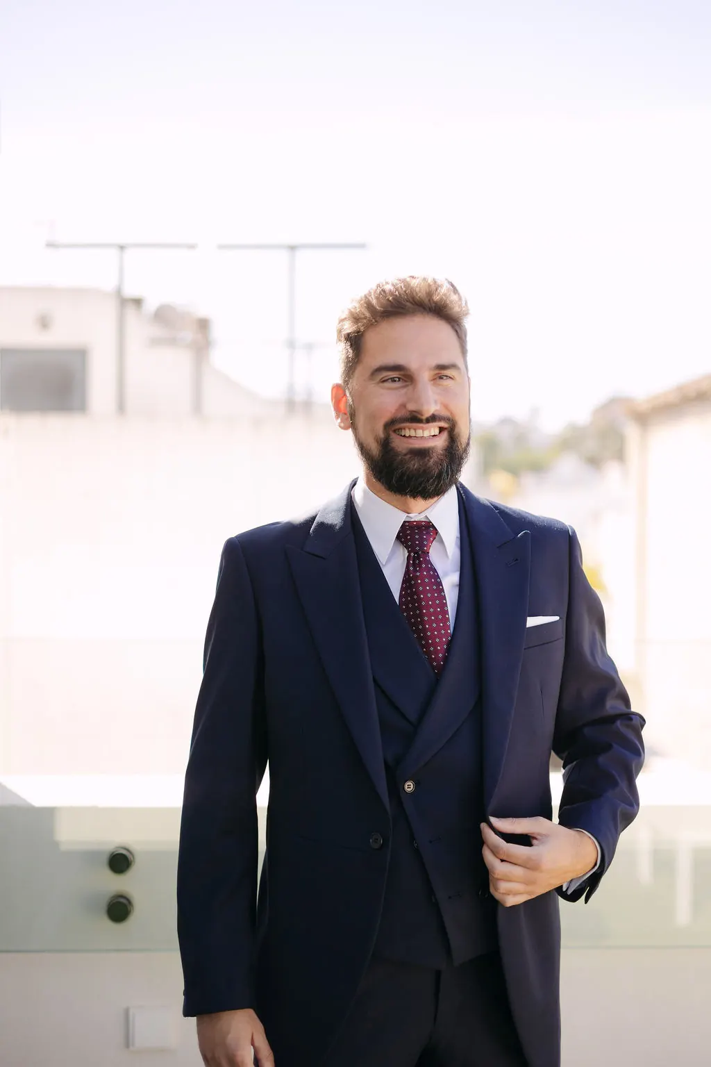 Retrato de Jose Miguel con traje azul antes de la boda
